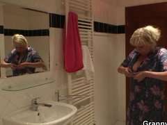 oma bekommt den doggybums (8)